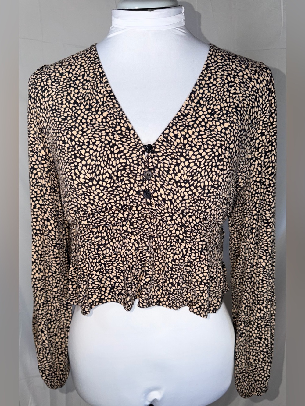 Pull&Bear Black and Cream Leopard Printed Crop top